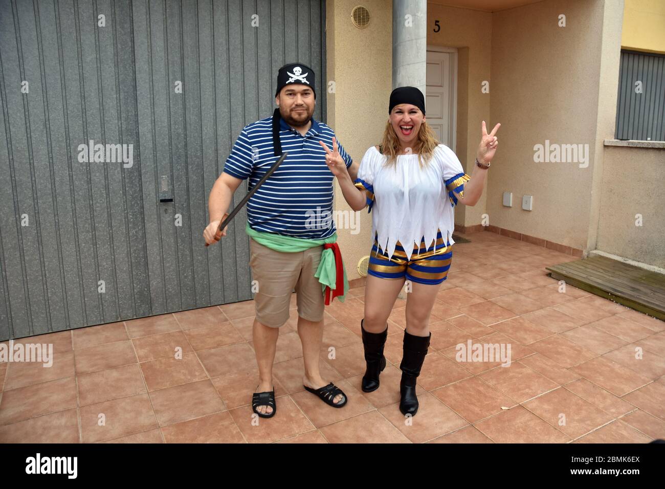 Vendrell, Espagne. 09e mai 2020. Un couple fait un signe de victoire alors qu'ils lancent la phase 1 de la fin de l'accouchement en raison des incidents de santé Covid-19 du quartier de Mas d'en Gual et applaudisse à 8 heures pour encourager leurs voisins pendant l'accouchement dans le cadre de la crise d'un virus. Cette fois-ci, ils ont choisi le thème de la série télévisée The Love Boat et les personnages de Peter Pan, qui célèbrent le début de la phase 1. Crédit : SOPA Images Limited/Alamy Live News Banque D'Images