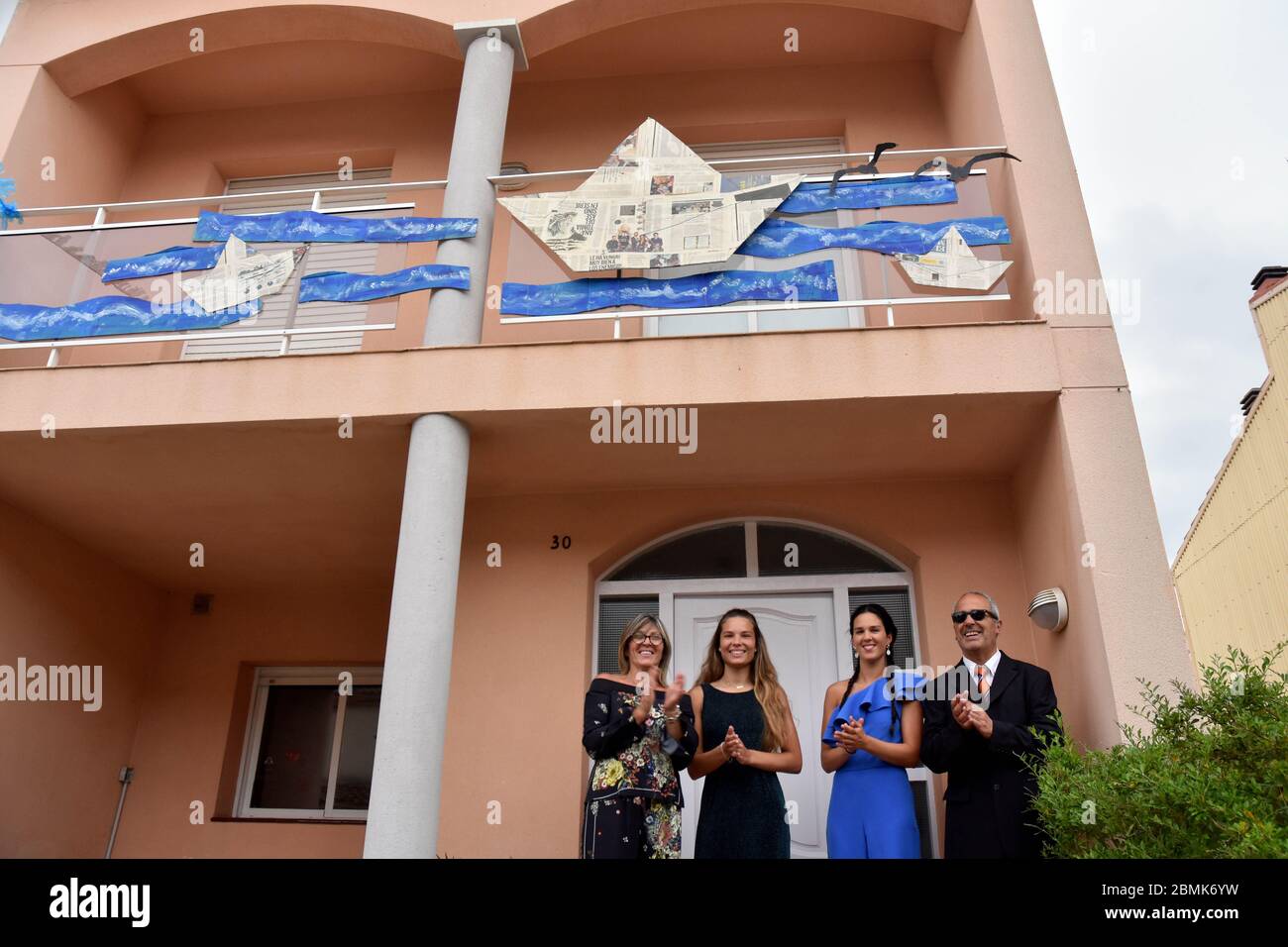 Vendrell, Espagne. 25 avril 2020. Une famille déguisée comme des personnages de la série télévisée The Love Boat se produire pour encourager leurs voisins pendant la période de confinement.les résidents du quartier de Mas d'en Gual se présentent et applaudisent à 8 heures pour encourager leurs voisins pendant la période de confinement dans un contexte de crise du coronavirus. Cette fois-ci, ils ont choisi le thème de la série télévisée The Love Boat et les personnages de Peter Pan, qui célèbrent le début de la phase 1. Crédit : Ramon Costa/SOPA Images/ZUMA Wire/Alamy Live News Banque D'Images