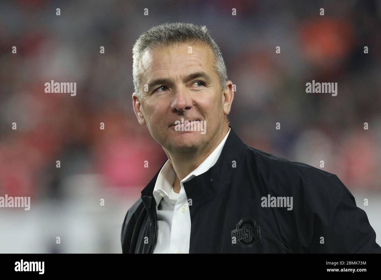 Urban Meyer, ancien entraîneur de football américain de l'Ohio State Buckeye, regarde le match de football de l'université 2019 depuis le banc de touche au Fiesta Bowl. Banque D'Images