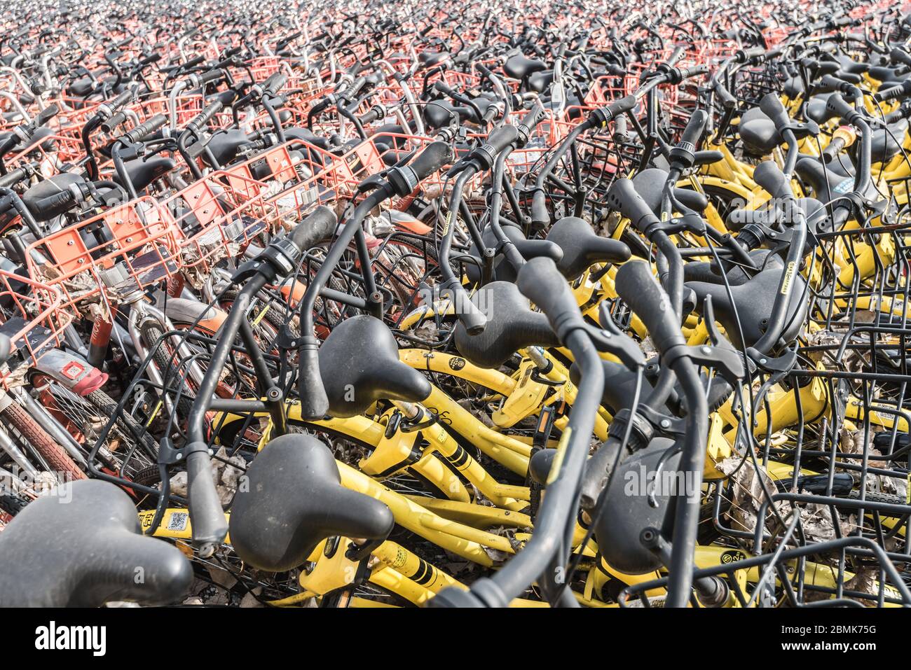 Shanghai, Chine - 26 février 2018 : la pléthore de vélos partagés s'emmêle sur un parking Banque D'Images