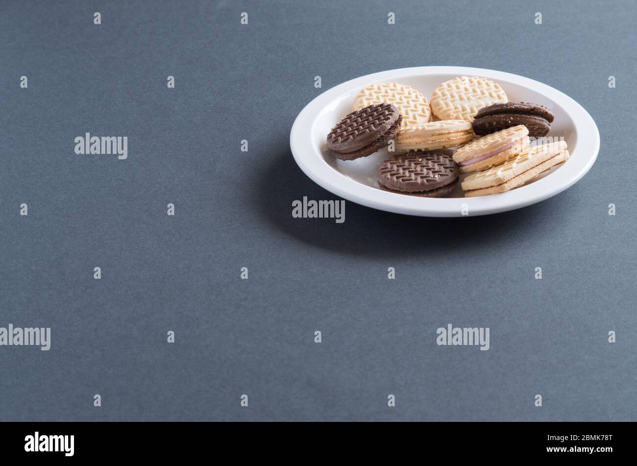 Assortiment de biscuits à la crème et biscuits posés sur une assiette prête à être mangés Banque D'Images