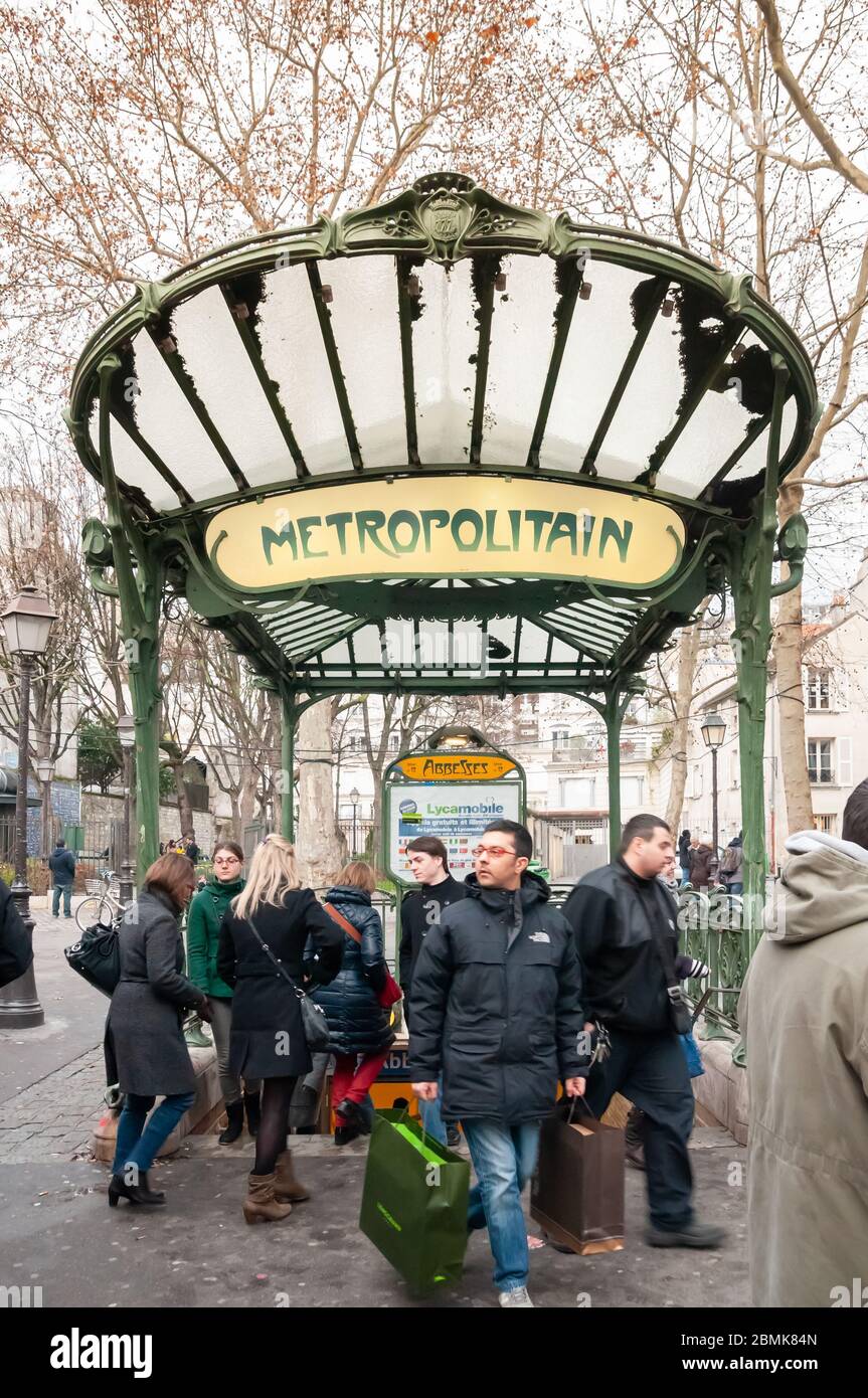 Paris, France. 28 janvier 2012. Une station de métro à Paris. Entrée / sortie du métro de Paris avec les gens qui viennent et vont. Banque D'Images