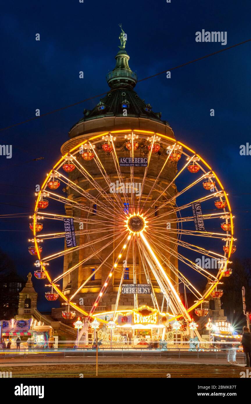 Mannheim, Allemagne. 19 février 2012. La grande roue du marché du carnaval à la Wasserturm (Tour de l'eau). Banque D'Images