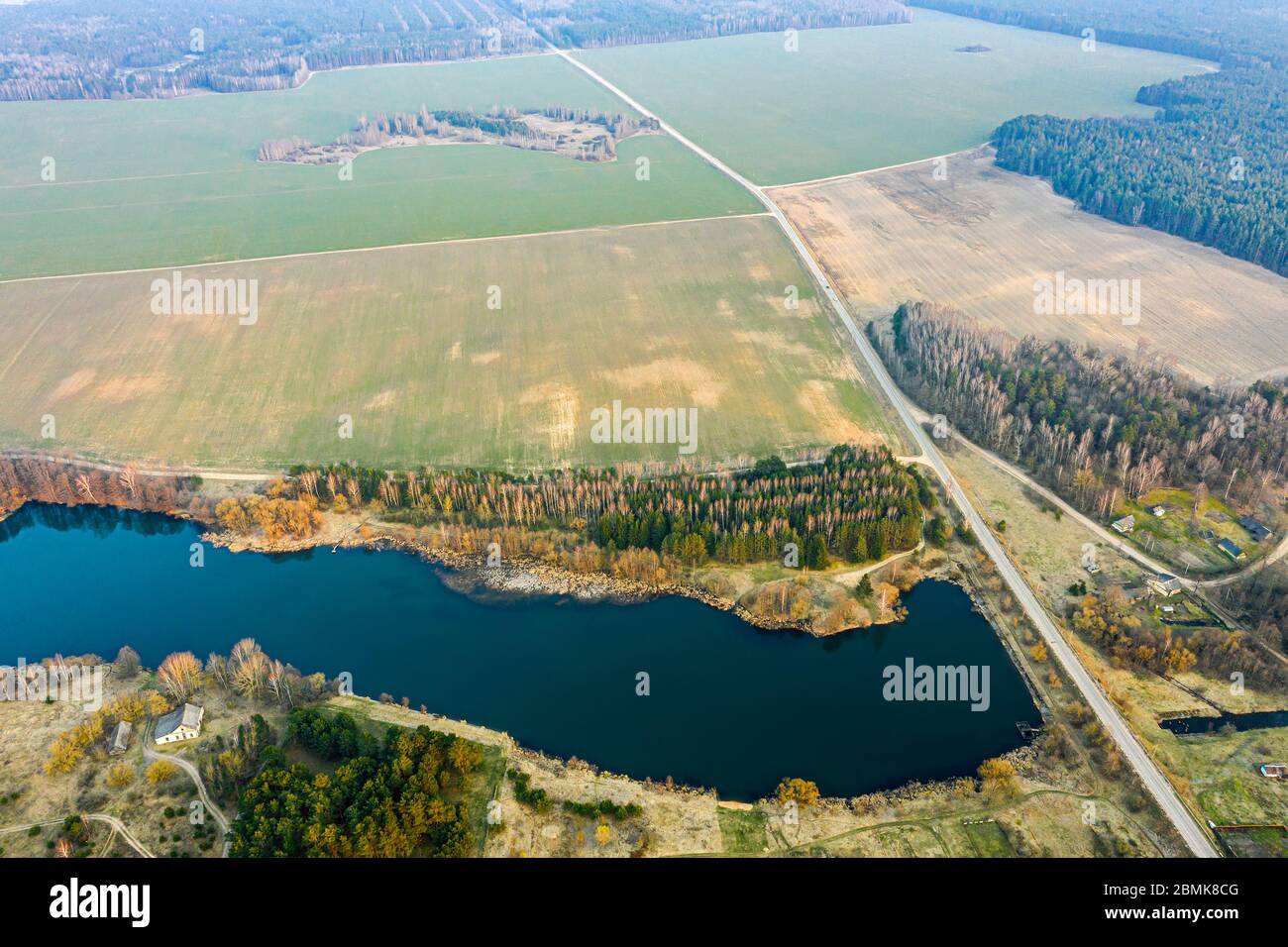 paysage de campagne pittoresque. lac bleu, champs verts et forêt à l'horizon. vue panoramique aérienne Banque D'Images