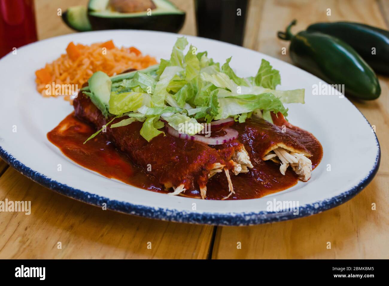 Enchiladas rojas mexicaines avec laitue de poulet et oignons nourriture au Mexique Banque D'Images