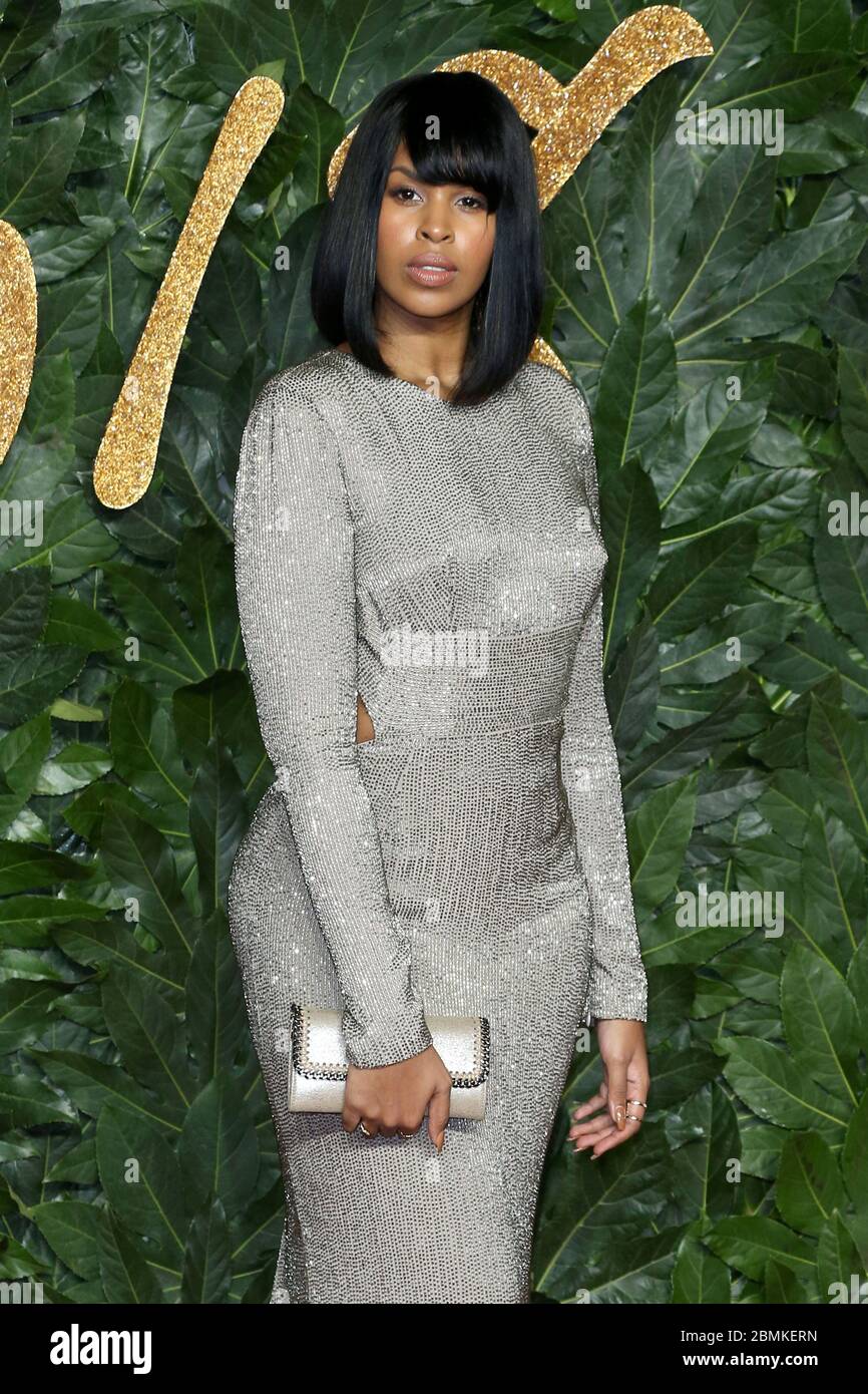 Sabrina Dhowre assiste aux Fashion Awards 2018 au Royal Albert Hall le 10 décembre 2018 à Londres, Royaume-Uni Banque D'Images