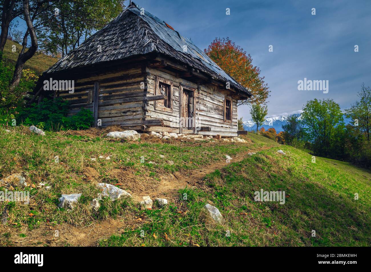 Ancienne maison rurale en bois de RamManille sur la pente, Bran, Transylvanie, Roumanie, Europe Banque D'Images