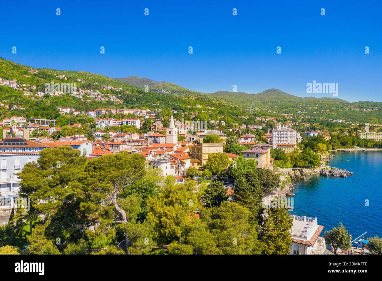 Croatie, belle ville de Lovran et la promenade maritime de Lungomare, vue panoramique aérienne sur la côte de la baie de Kvarner Banque D'Images