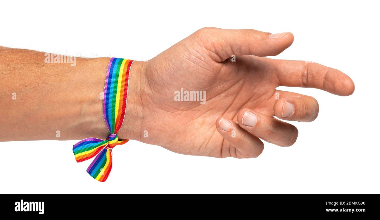 Main masculine avec ruban arc-en-ciel communauté LGBT isolée sur un fond blanc. Banque D'Images