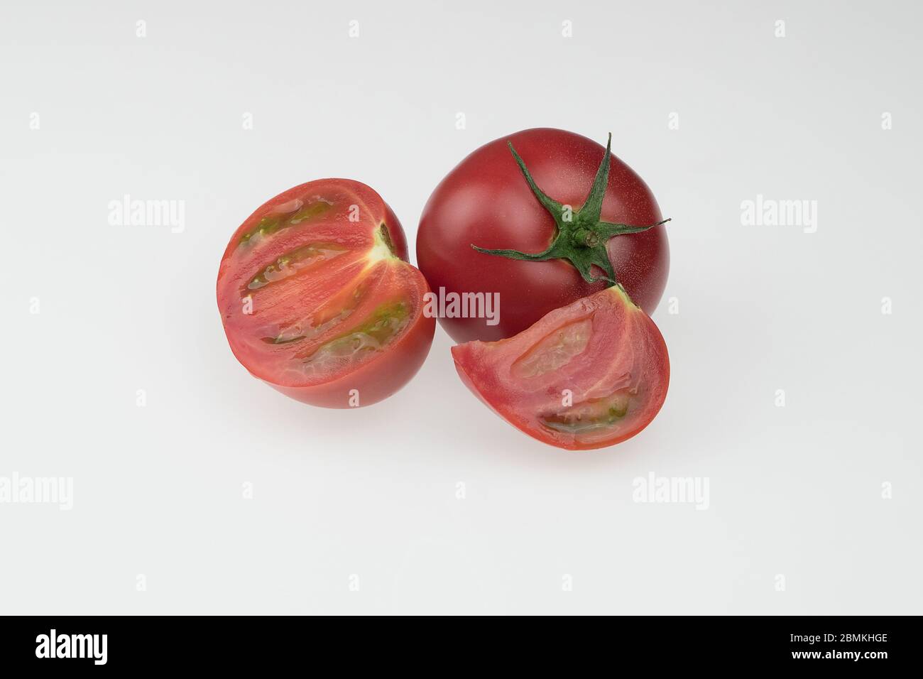 tomates fraîches sur fond blanc. tomates en tranches Banque D'Images