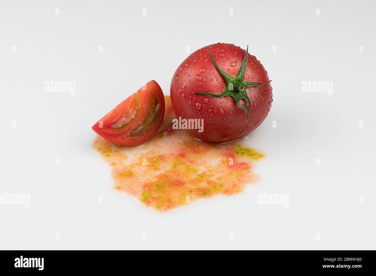 tomates fraîches et humides sur fond blanc. tranches de tomates avec de la pulpe Banque D'Images