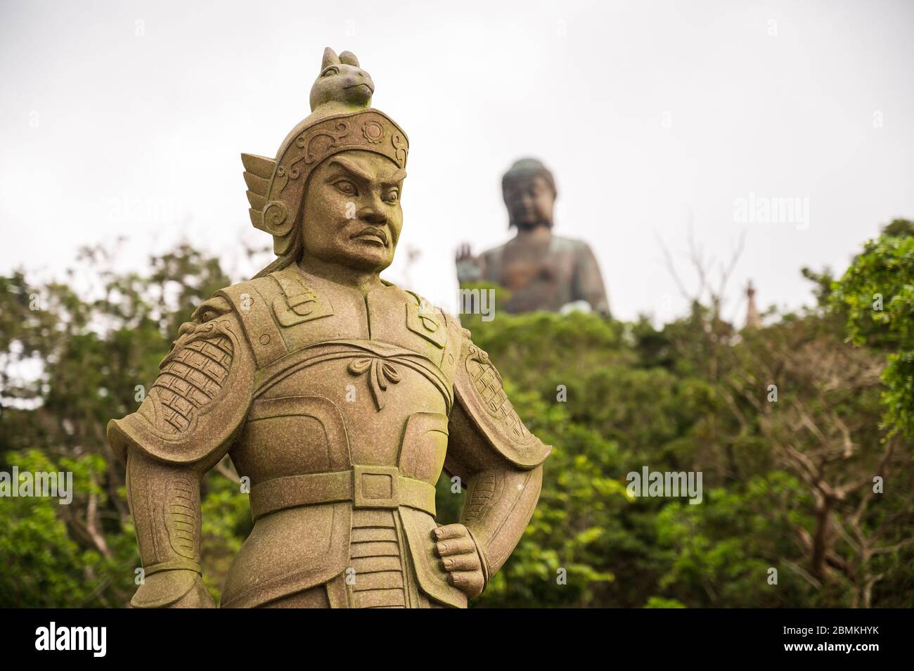 Statue de guerrier au Tian Tan Big Buddha, une destination touristique célèbre à Ngong Ping sur l'île de Lantau, à Hong Kong Banque D'Images