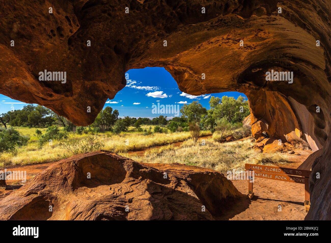 Observation des grottes sur le site rocheux d'Uluru Ayers, Australie Banque D'Images