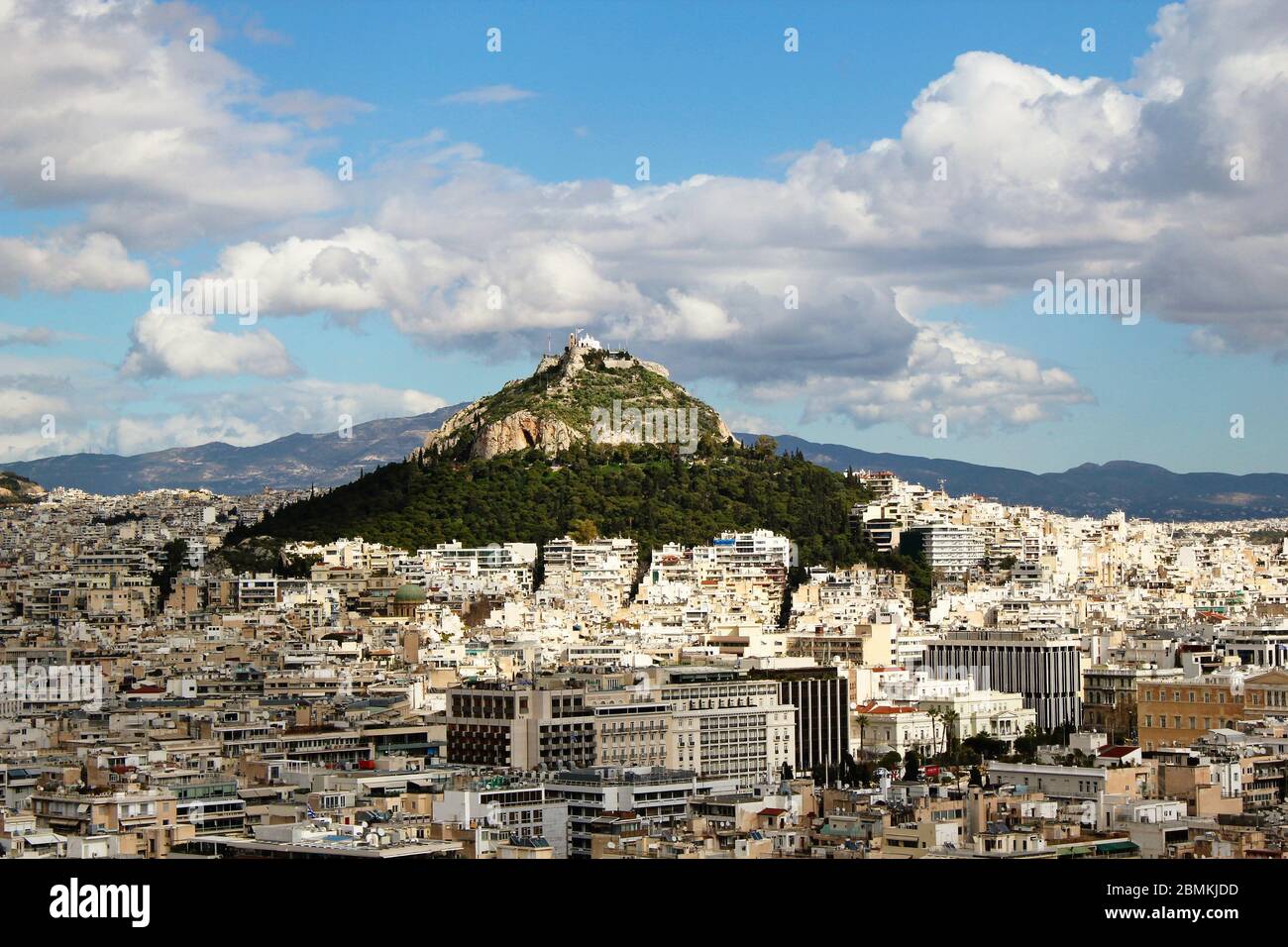 Athènes, Grèce, vue partielle sur la ville depuis la colline de l'Acropole avec la colline du Lycabette en arrière-plan. Banque D'Images