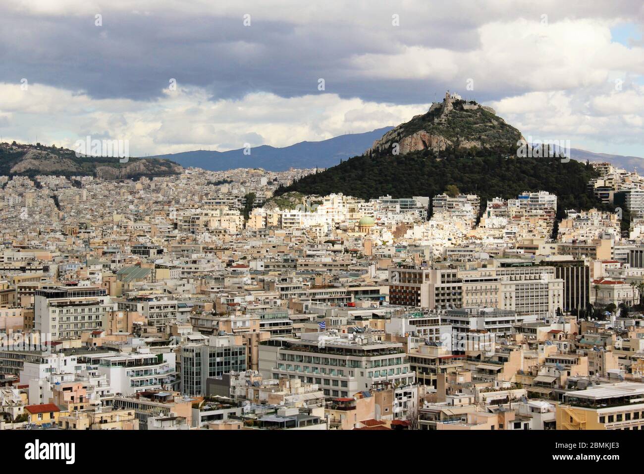 Athènes, Grèce, vue partielle sur la ville depuis la colline de l'Acropole avec la colline du Lycabette en arrière-plan. Banque D'Images