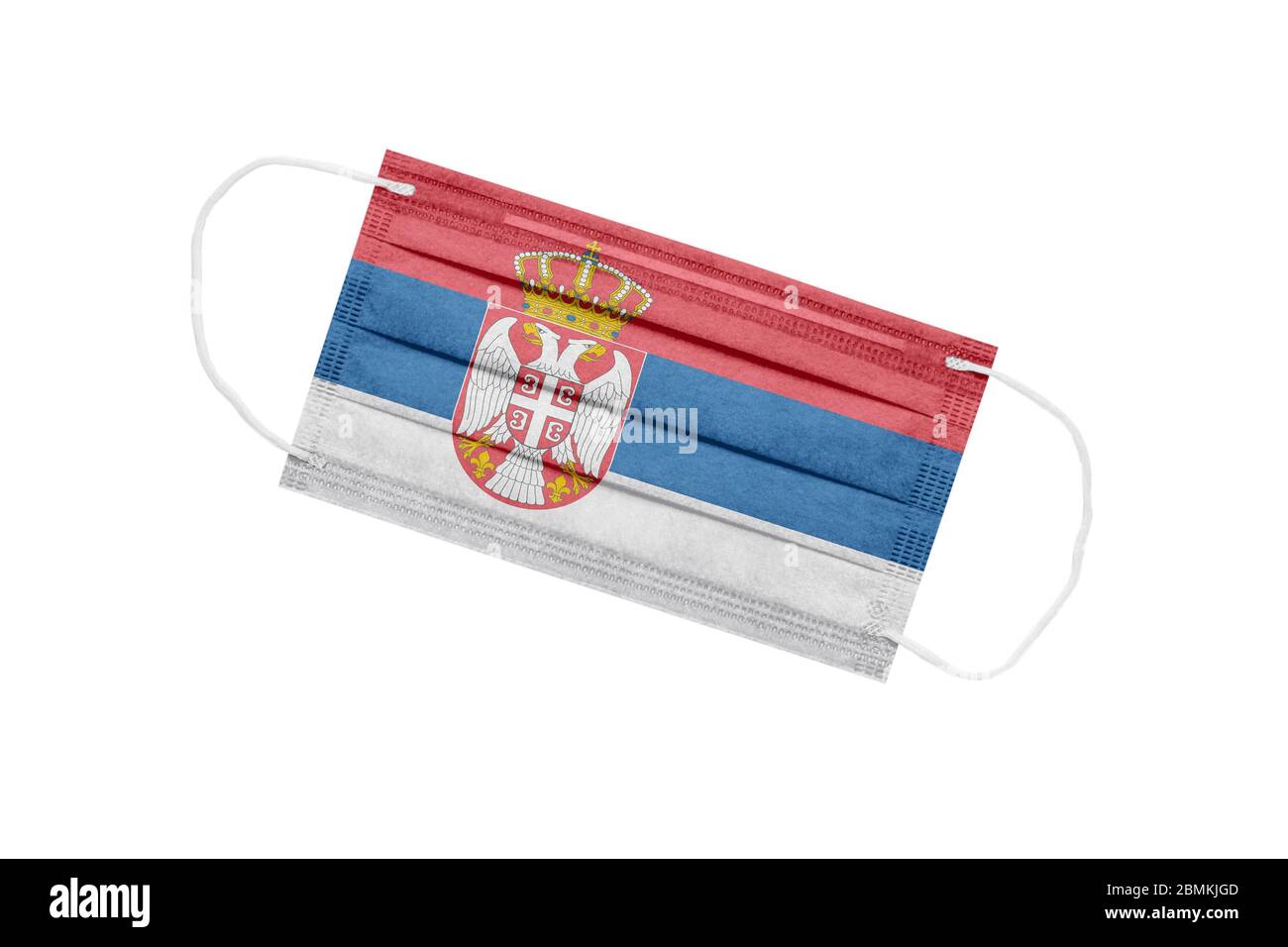 Masque médical avec drapeau de Serbie isolé sur fond blanc. Le concept d'une pandémie en Serbie. Attribut d'éclosion de coronavirus en Serbie. Médecine Banque D'Images