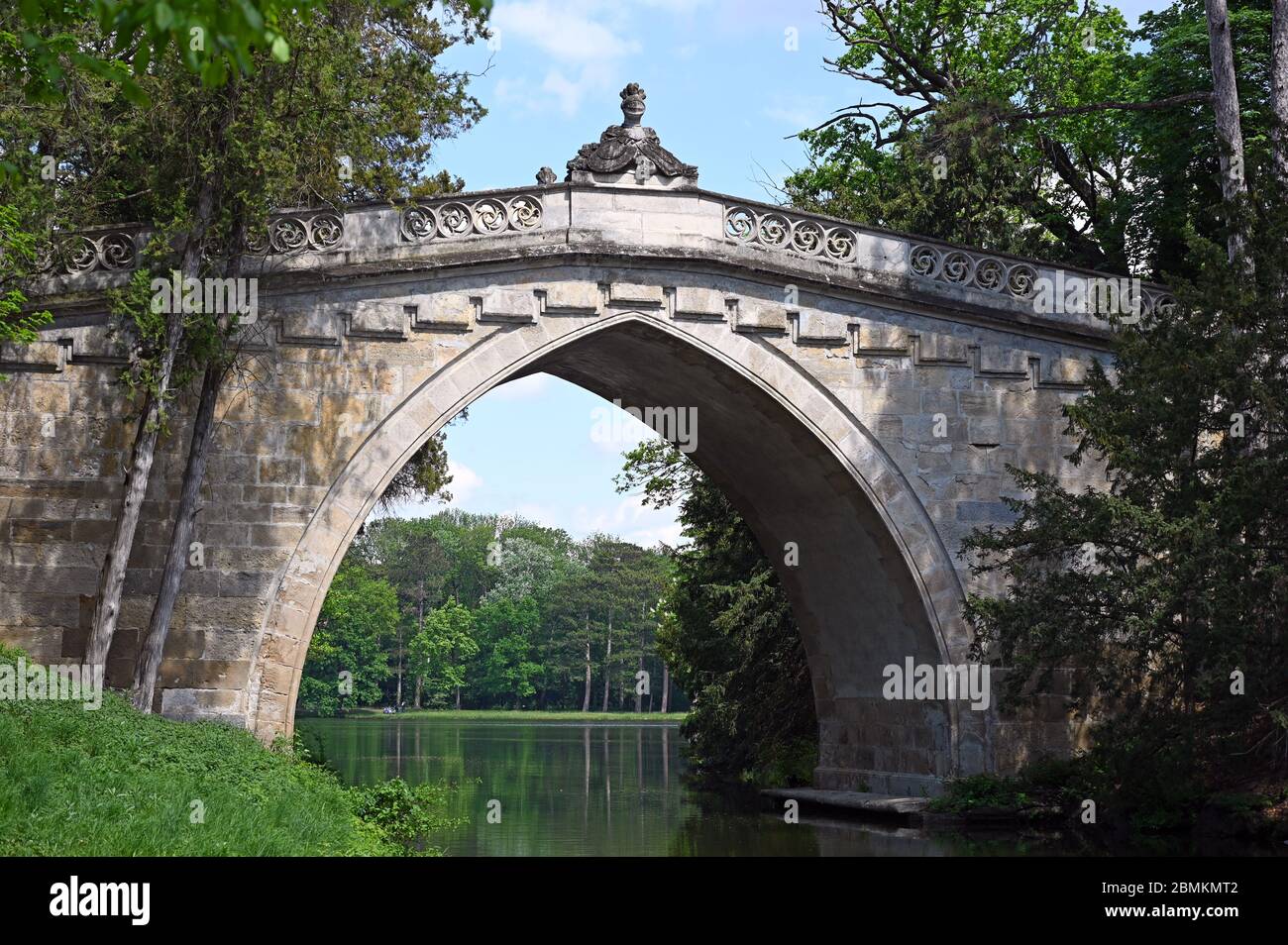 Pont gothique avec statue de chevalier dans le parc Laxenburg en Autriche Banque D'Images