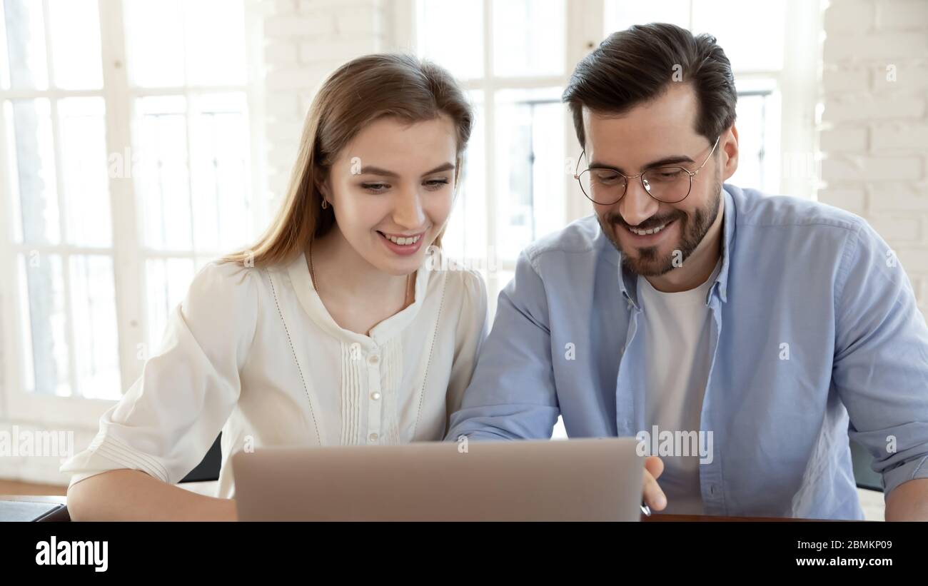 Divers employés travaillent sur ordinateur portable lors de réunions au bureau Banque D'Images