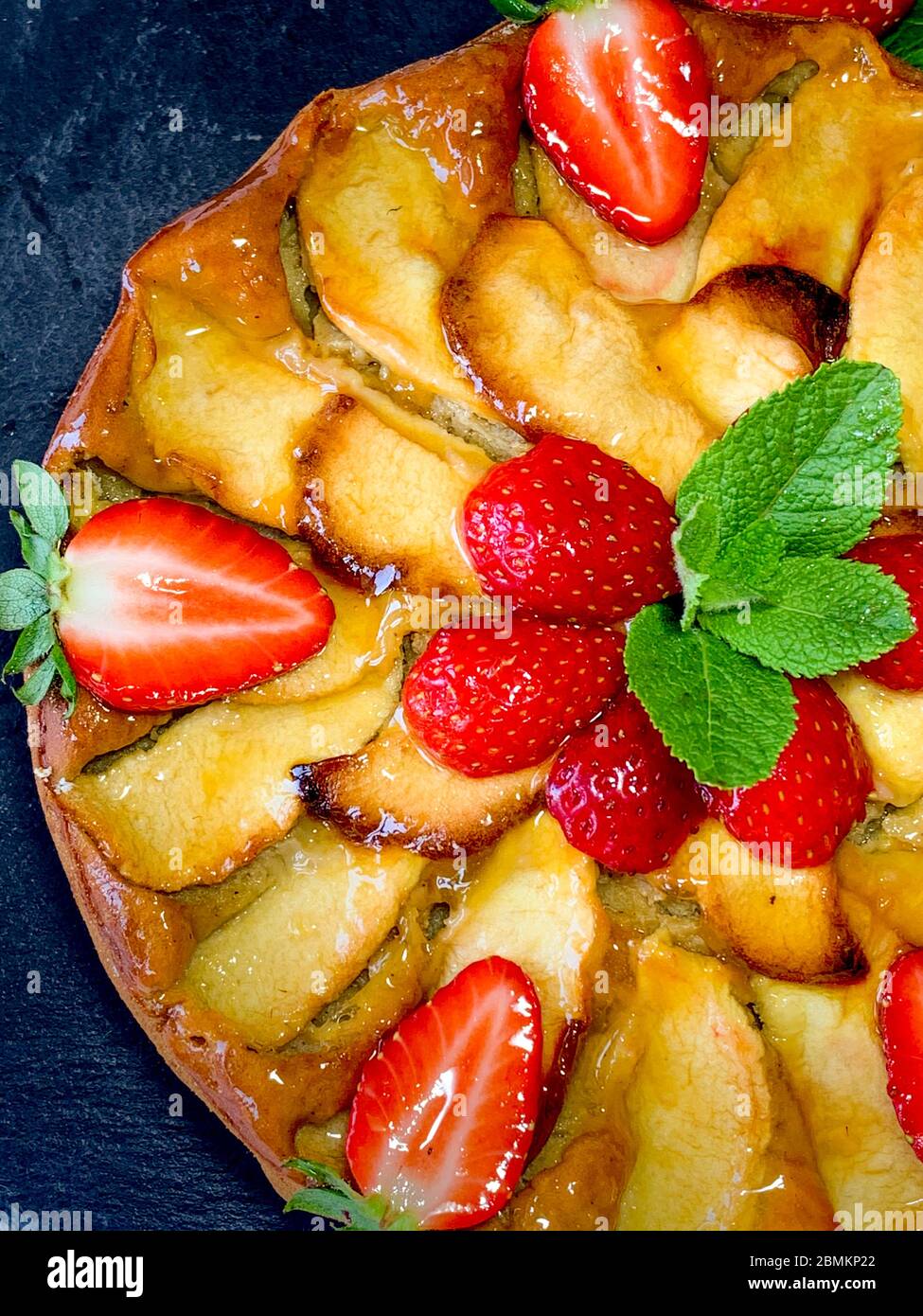 Gâteau aux pommes avec fraise, tarte maison Banque D'Images