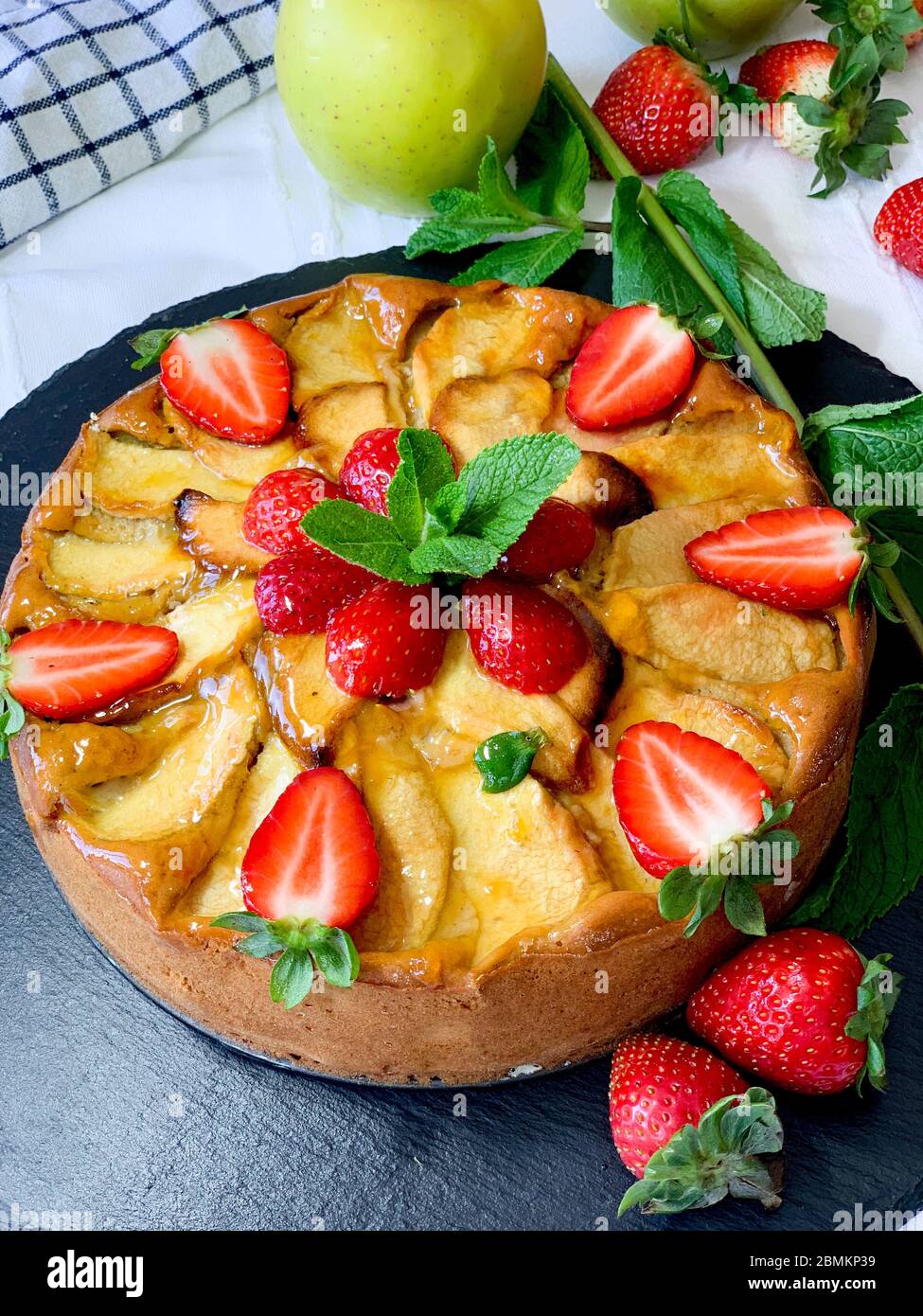 Gâteau aux pommes avec fraise, tarte maison Banque D'Images