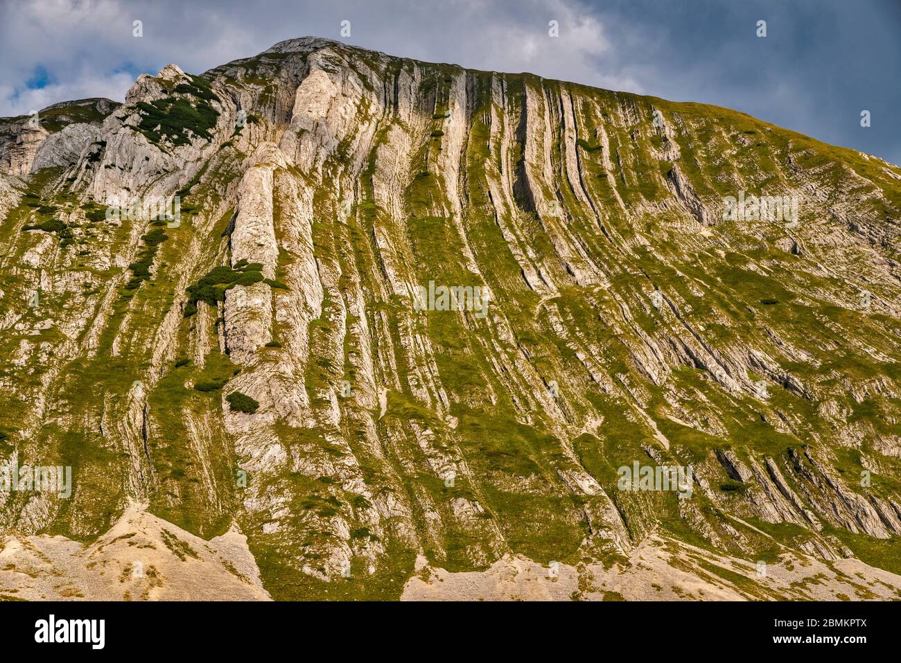 Falaises de Prutovi, couches sédimentaires verticales de Prutaš, montagne dans le parc national de Durmitor, site classé au patrimoine mondial de l'UNESCO, Alpes Dinaric, Monténégro Banque D'Images