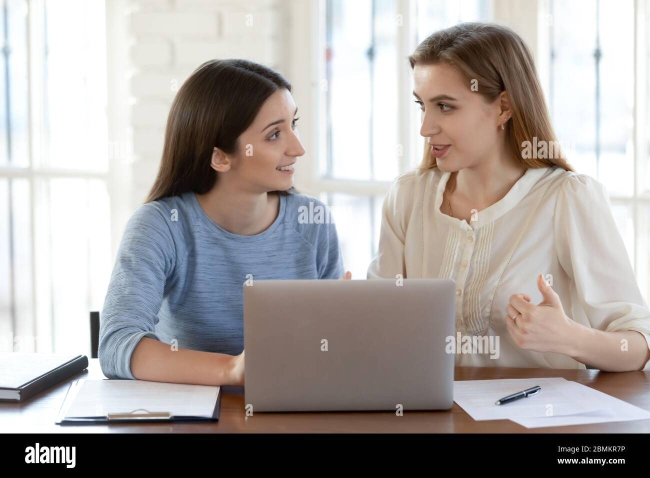 Les collègues femmes font un brainstorming sur un ordinateur portable Banque D'Images