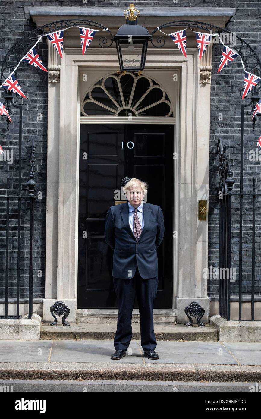 Le Premier ministre britannique Boris Johnson se rend à l'entrée de la rue Downing no 10 pour la victoire de l'Europe des célébrations du 75e anniversaire de l'Union muette, Londres, Royaume-Uni Banque D'Images