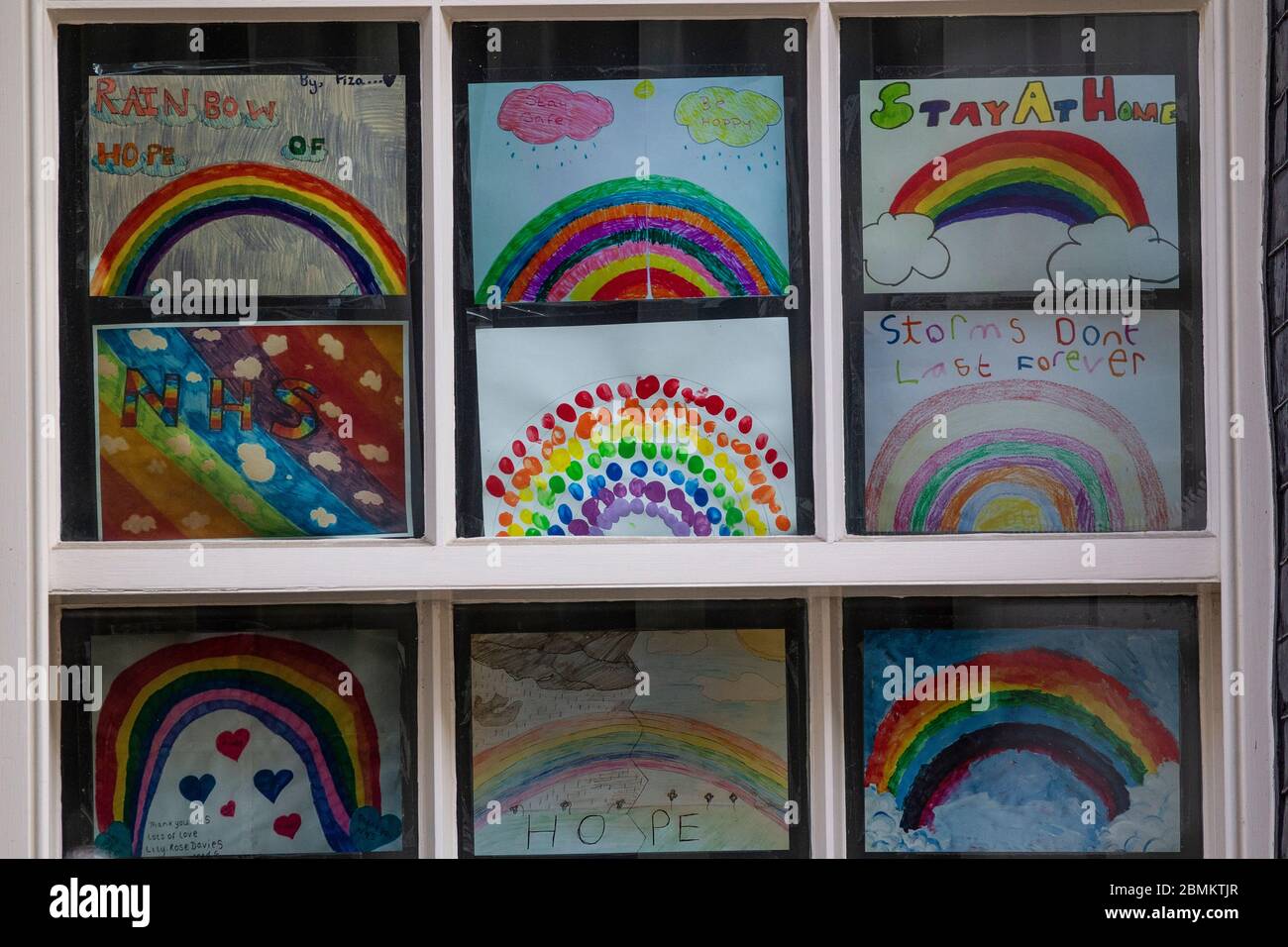 Des peintures arc-en-ciel sur la fenêtre de la rue Downing no 10 pour montrer la gratitude aux travailleurs du NHS et des soins sur le front dans les hôpitaux de lutte contre le coronavirus Banque D'Images