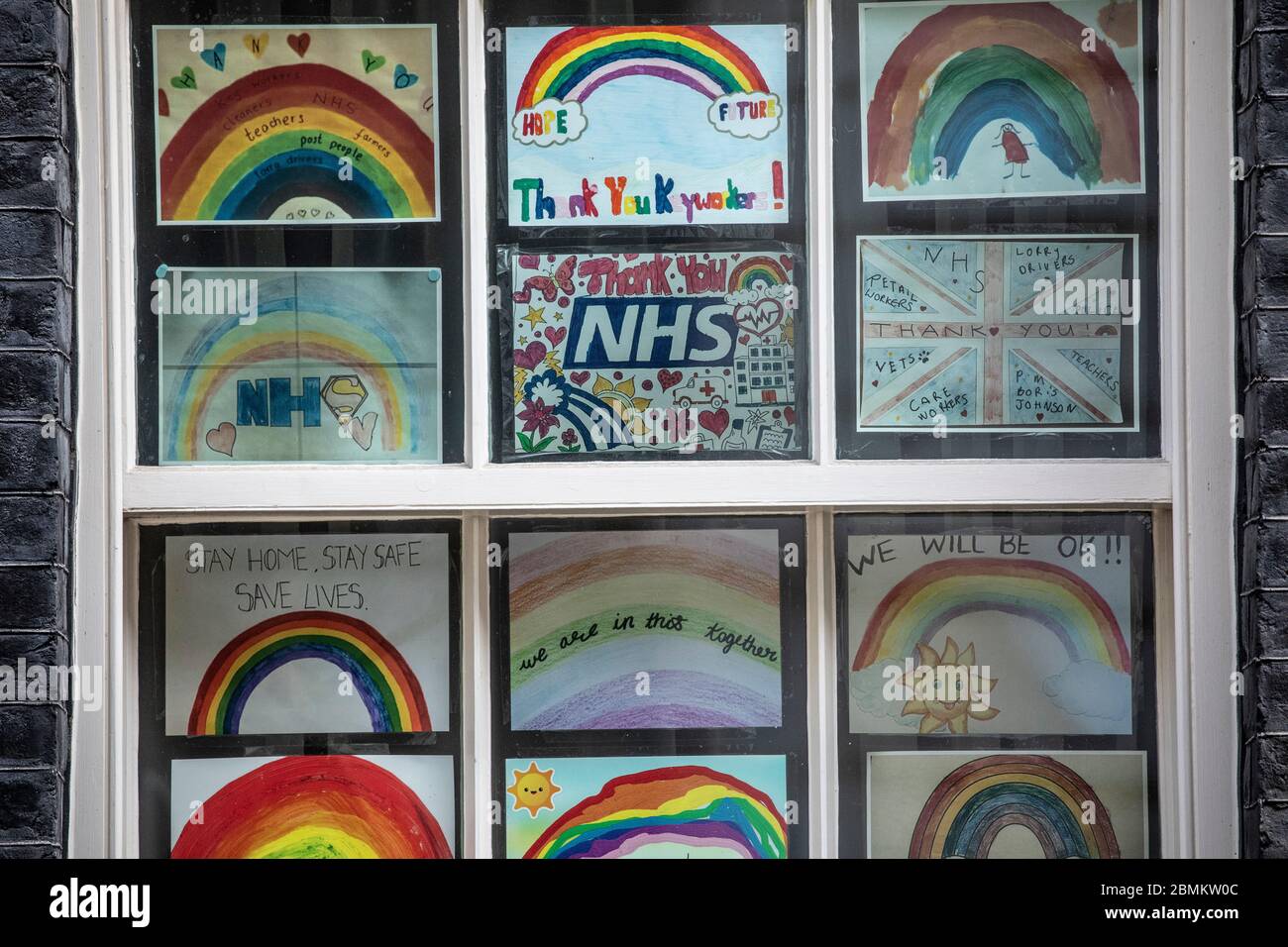 Des peintures arc-en-ciel sur la fenêtre de la rue Downing no 10 pour montrer la gratitude aux travailleurs du NHS et des soins sur le front dans les hôpitaux de lutte contre le coronavirus Banque D'Images
