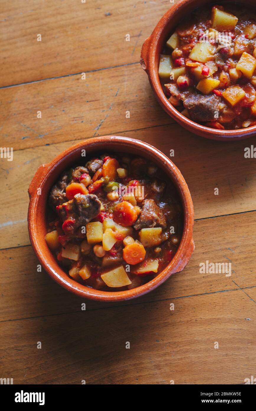 ragoût de pommes de terre et de viande sur un récipient en argile Banque D'Images