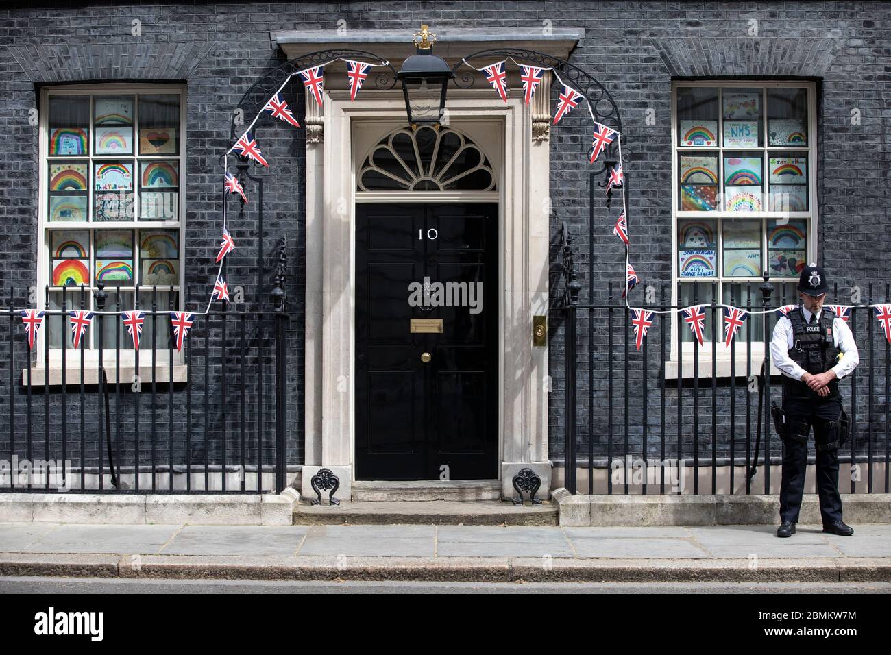 Le policier met devant la rue no 10 Downing Street observe le silence de deux minutes à 11h00 le jour du 75e anniversaire du Ve, Whitehall, Londres, Royaume-Uni Banque D'Images