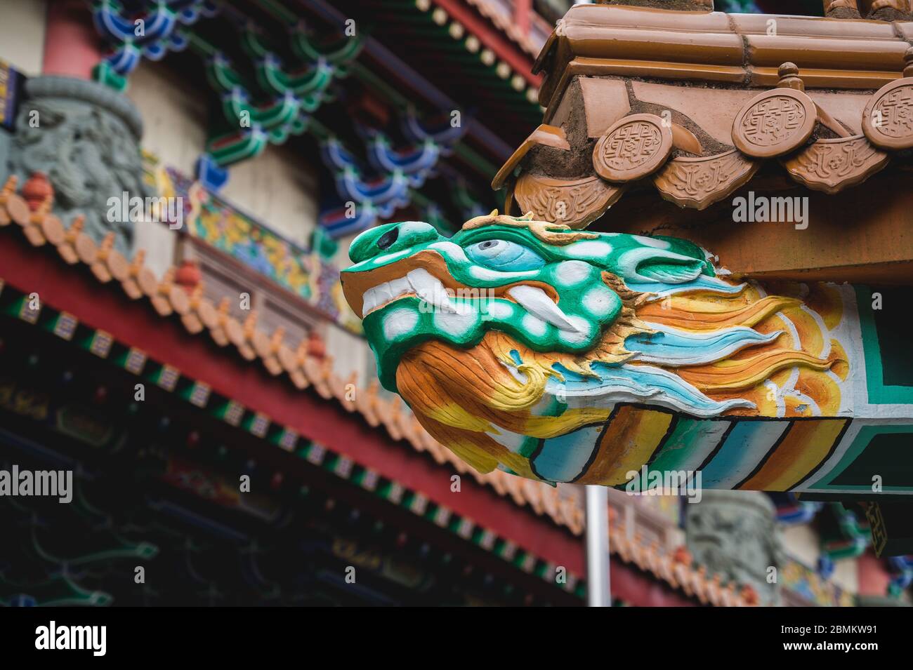 Détail du toit sur le monastère po Lin à Ngong Ping sur l'île de Lantau, Hong Kong Banque D'Images