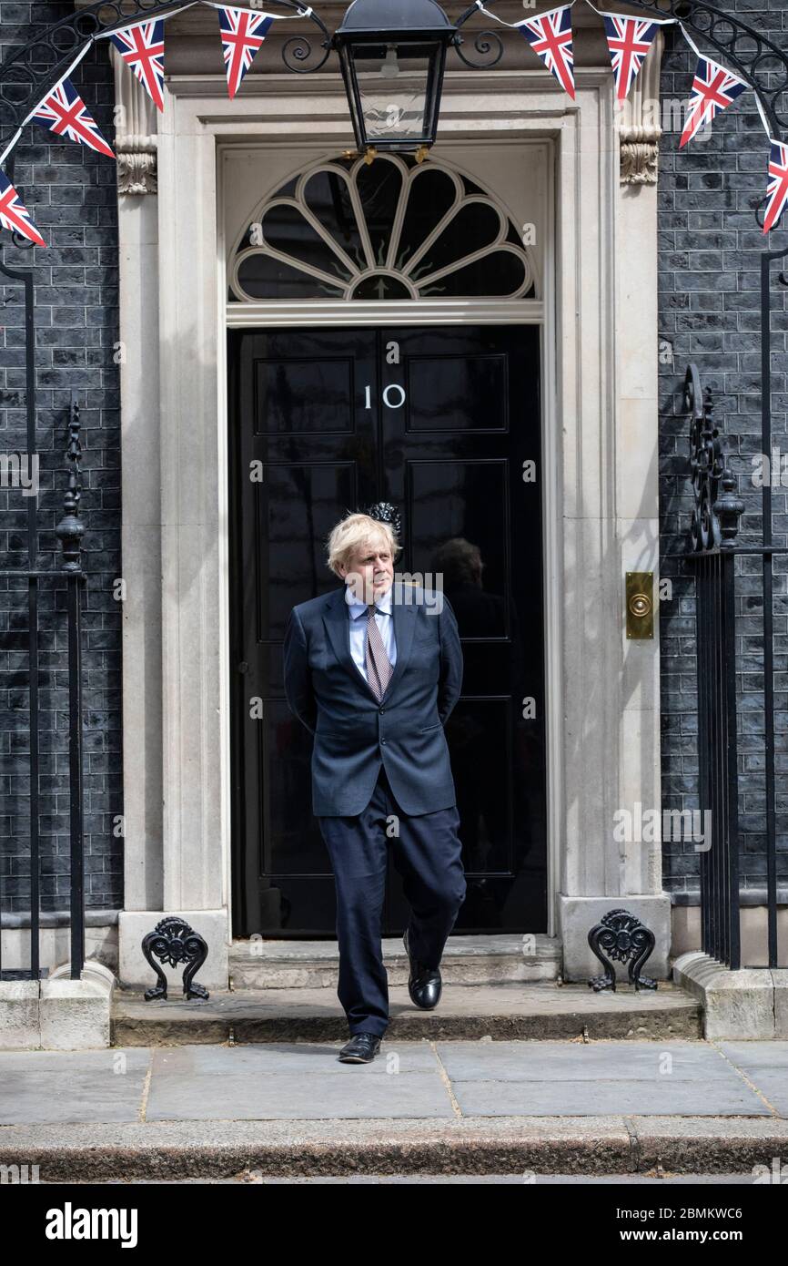 Le Premier ministre britannique Boris Johnson se rend à l'entrée de la rue Downing no 10 pour la victoire de l'Europe des célébrations du 75e anniversaire de l'Union muette, Londres, Royaume-Uni Banque D'Images