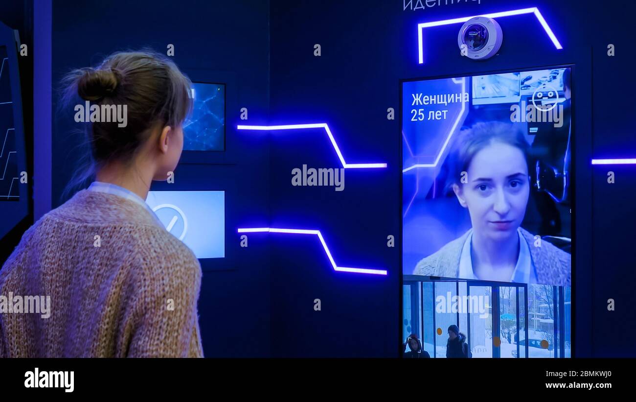 MOSCOU, RUSSIE - 30 JUIN 2019 : Smart Expo. Concept de système de reconnaissance faciale - femme regardant l'affichage avec le logiciel d'identification personnelle du visage à Banque D'Images