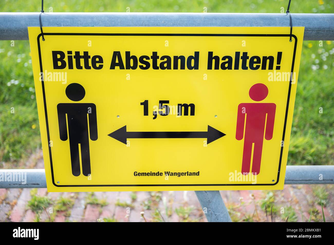 10 mai 2020, Basse-Saxe, Schillig: Sur la plage de Schilling un panneau est attaché à une rambarde sur laquelle est écrit «Veuillez garder votre distance! 1.5m - Gemeinde Wangerland'. Photo: Mohssen Assanimoghaddam/dpa Banque D'Images