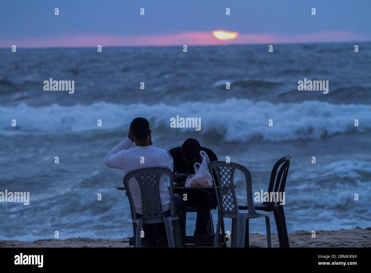 Gaza, Palestine. 09e mai 2020. Les Palestiniens brisent leur jeûne et ont leur dîner iftar sur les rives de Gaza pendant le mois sacré musulman du Ramadan. L'iftar est le repas du soir consommé par les familles à la fin du ramadan rapide quotidien. Au cours du Ramadan de cette année, les Gazaouis doivent faire face à la menace Covid-19 en plus des pannes de courant habituelles et de la crise économique. Crédit : ZUMA Press, Inc./Alay Live News Banque D'Images