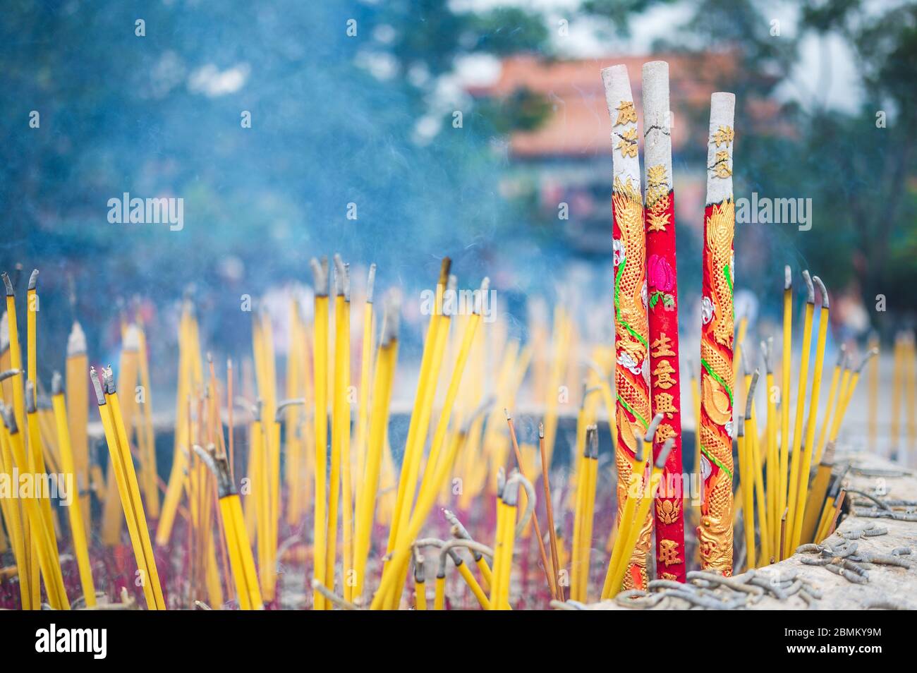 Brûlage de bâtonnets d'encens à la Monastery po Lin à Ngong Ping sur l'île Lantau, Hong Kong Banque D'Images