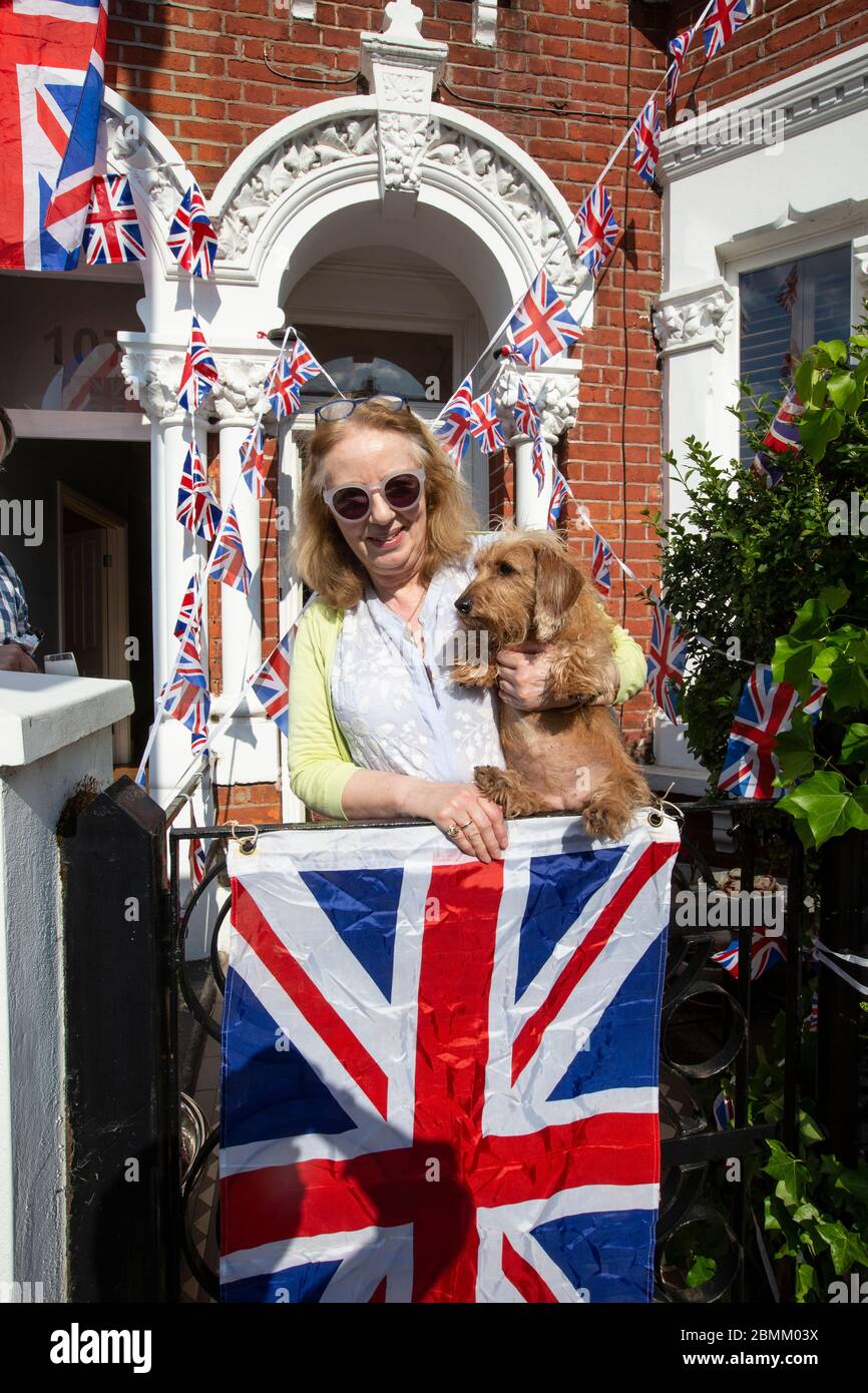 Les gens apprécient la victoire en Europe le 75e anniversaire dans les limites de leurs maisons pendant le confinement du coronavirus à Clapham, dans le sud-ouest de Londres Banque D'Images