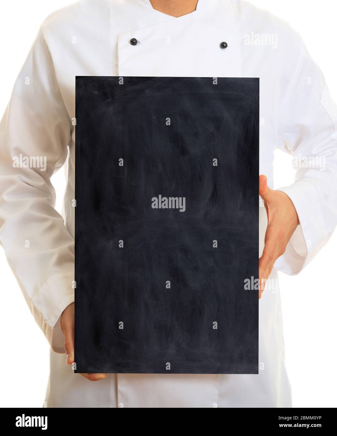 Menu du restaurant, tableau noir vierge. Chef avec uniforme blanc, tient un tableau de menu vide, debout sur fond blanc. Espace de copie, portrait vertical. Banque D'Images