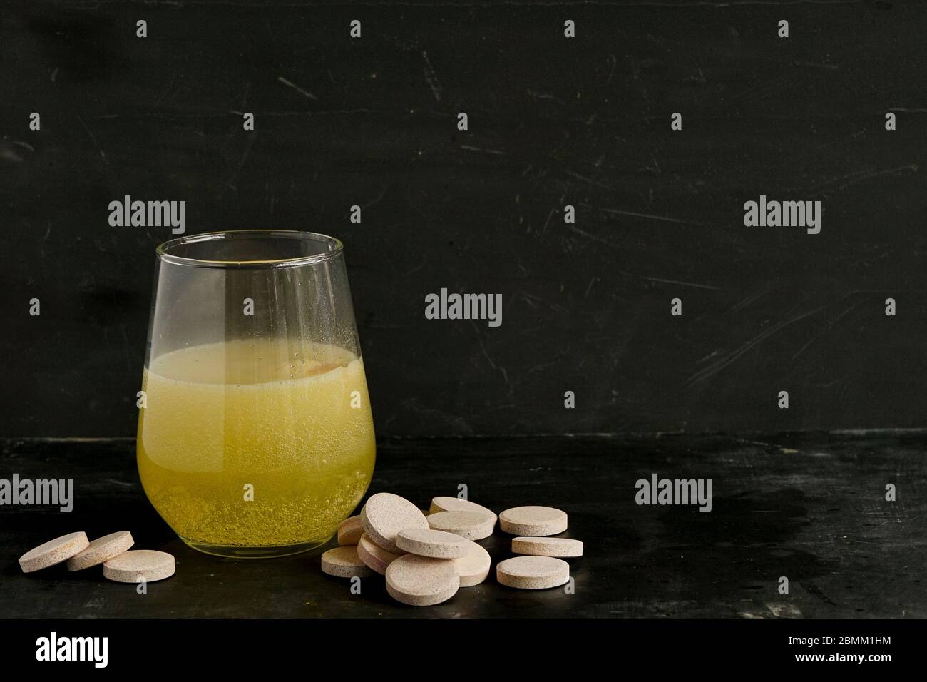Comprimé de vitamine C, qui élève le système immunitaire. Sur fond sombre, position horizontale Banque D'Images