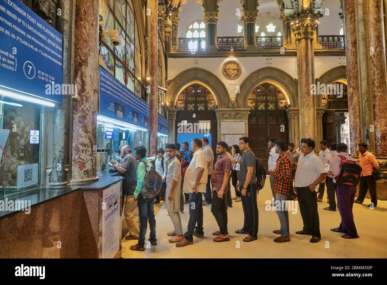 Les navetteurs de Chhatrapati Shivaji Maharaj Terminus, la gare la plus fréquentée de Mumbai, en Inde, et un bâtiment du patrimoine de l'UNESCO, faisant la queue pour les billets Banque D'Images