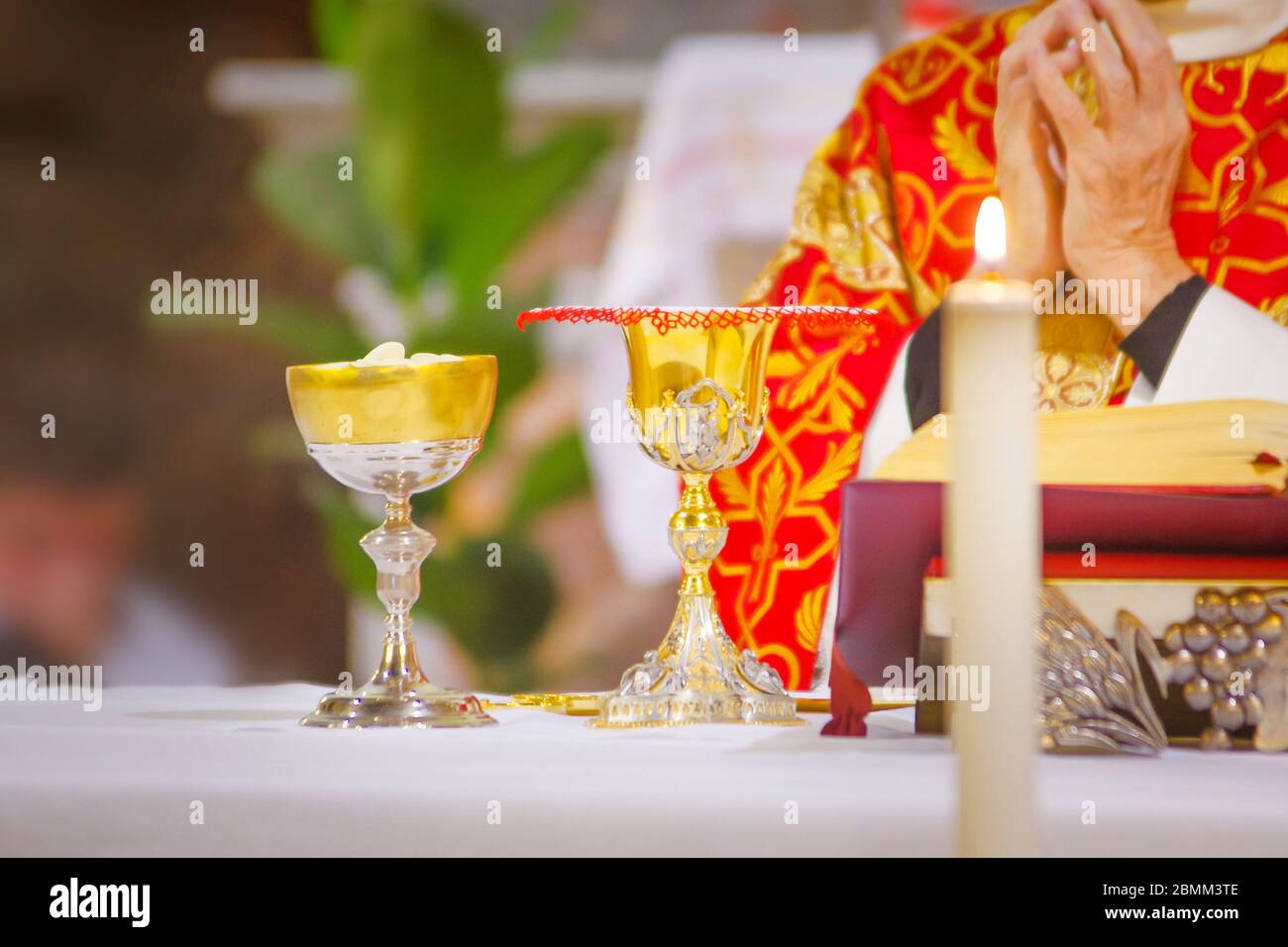 dans l'église, le vin devient le sang du christ, et l'hôte devient le corps du christ Banque D'Images dans l'église, le vin devient le sang du christ, et l'hôte devient le corps du christ Banque D'Images