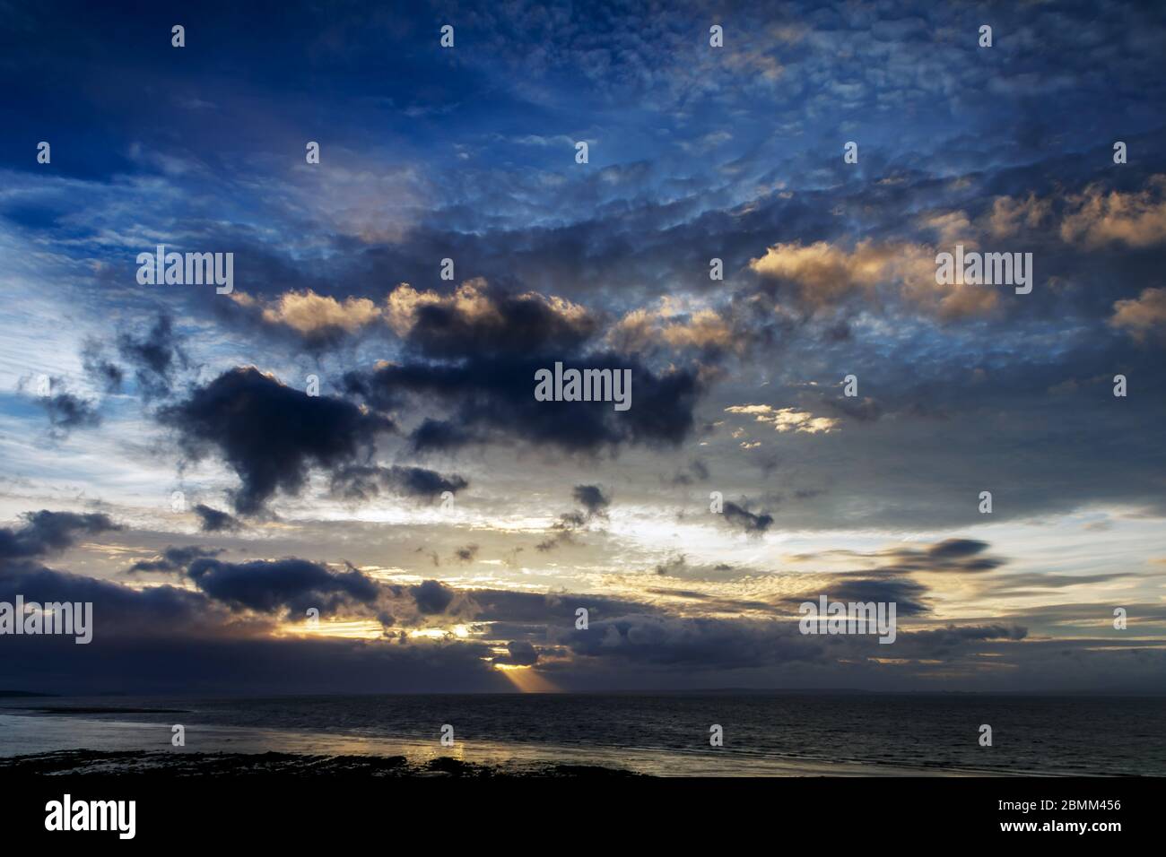Le soleil qui illumine la couverture de nuage Banque D'Images