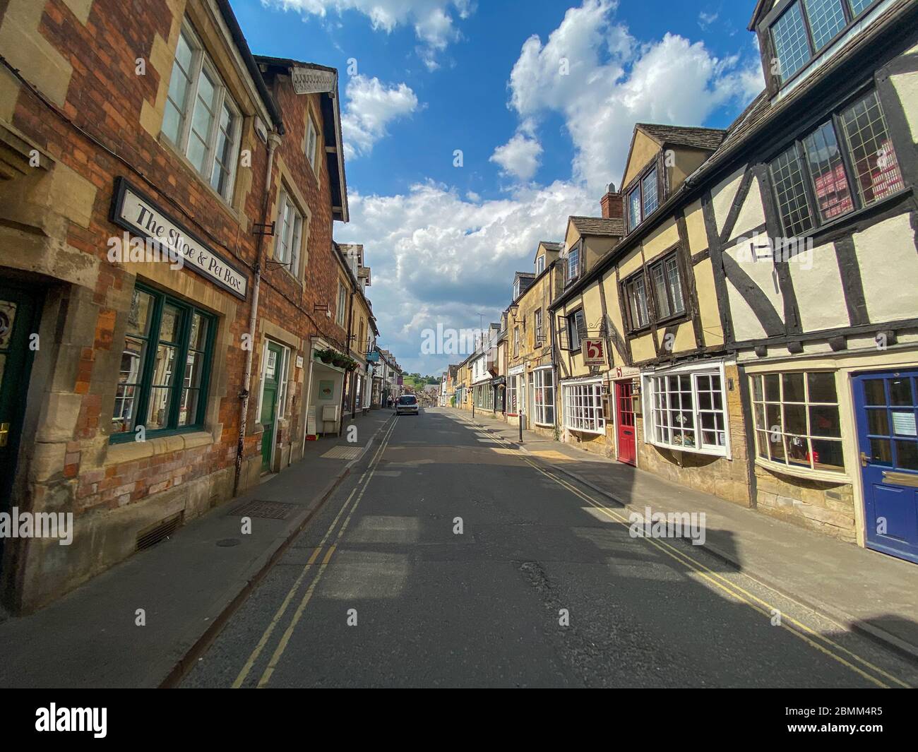 Le maintien est là ! Vacances en banque samedi 9 mai a déserté les rues hautes à Winchcombe, ville saxonne dans les Cotswolds. Banque D'Images