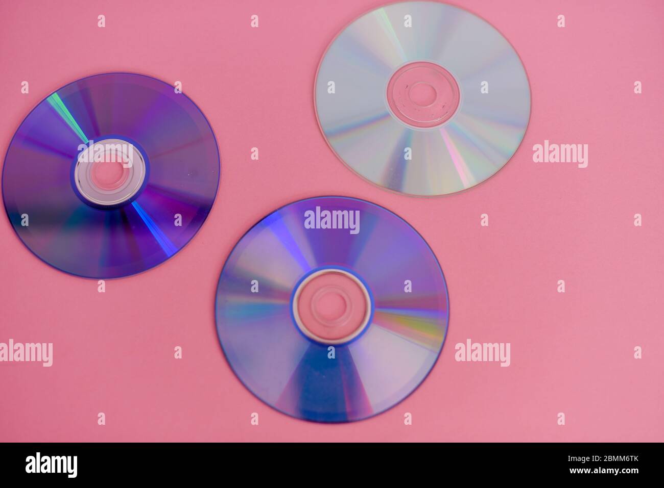 Disque musical isolé sur fond coloré Banque D'Images