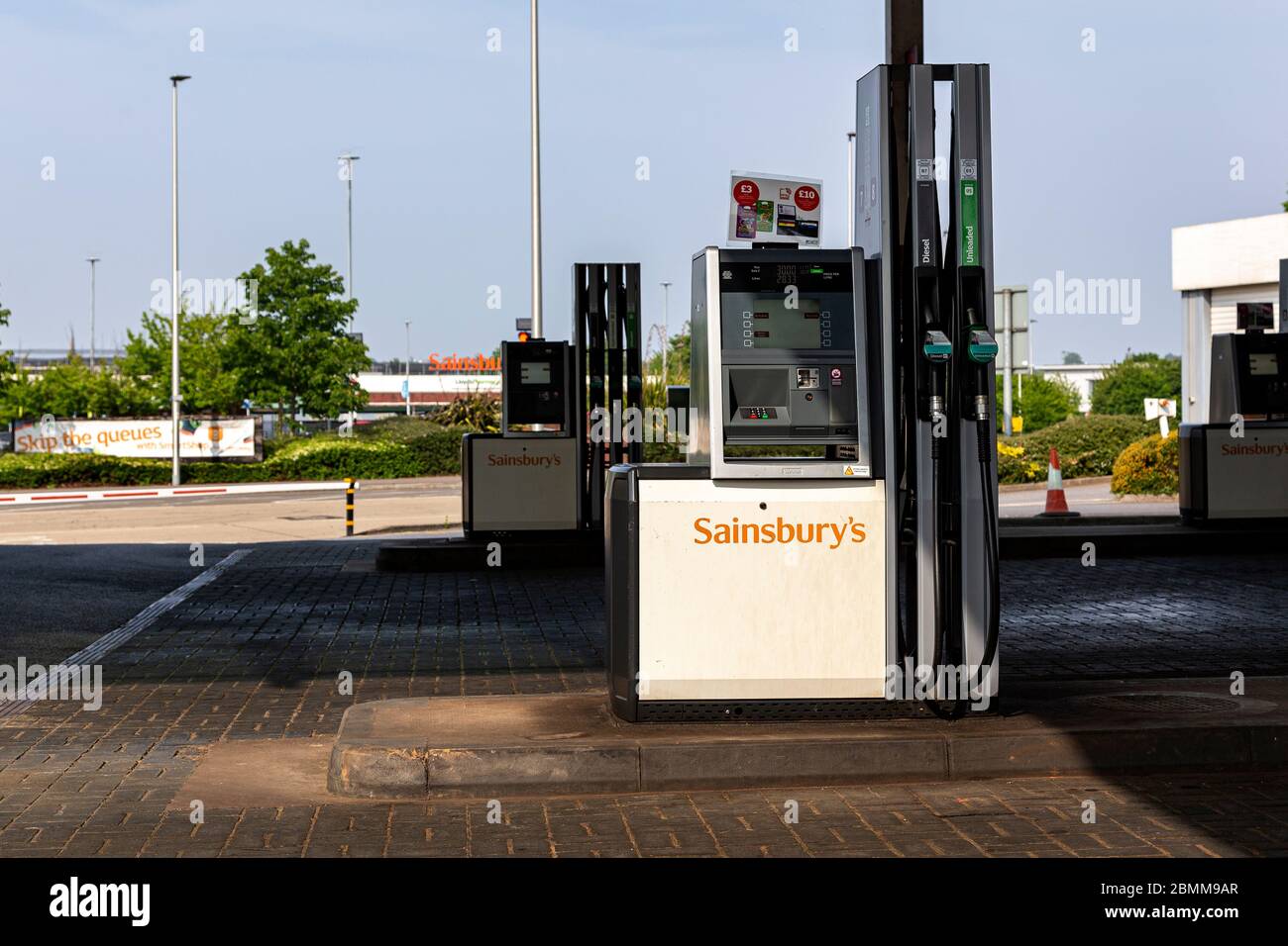 Station-service de Sainsbury vide, station-service, pompe à carburant, station, combustible fossile, essence, magasin, ravitaillement, carburant diesel, crépuscule, carburant et énergie, Banque D'Images