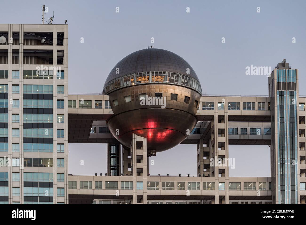 Tokyo, Japon - 30 août 2016 : immeuble futuriste de la télévision Fuji avec salle d'observation sphérique Hatchitama. Île d'Odaiba à Tokyo, Japon. Stagiaire japonais Banque D'Images