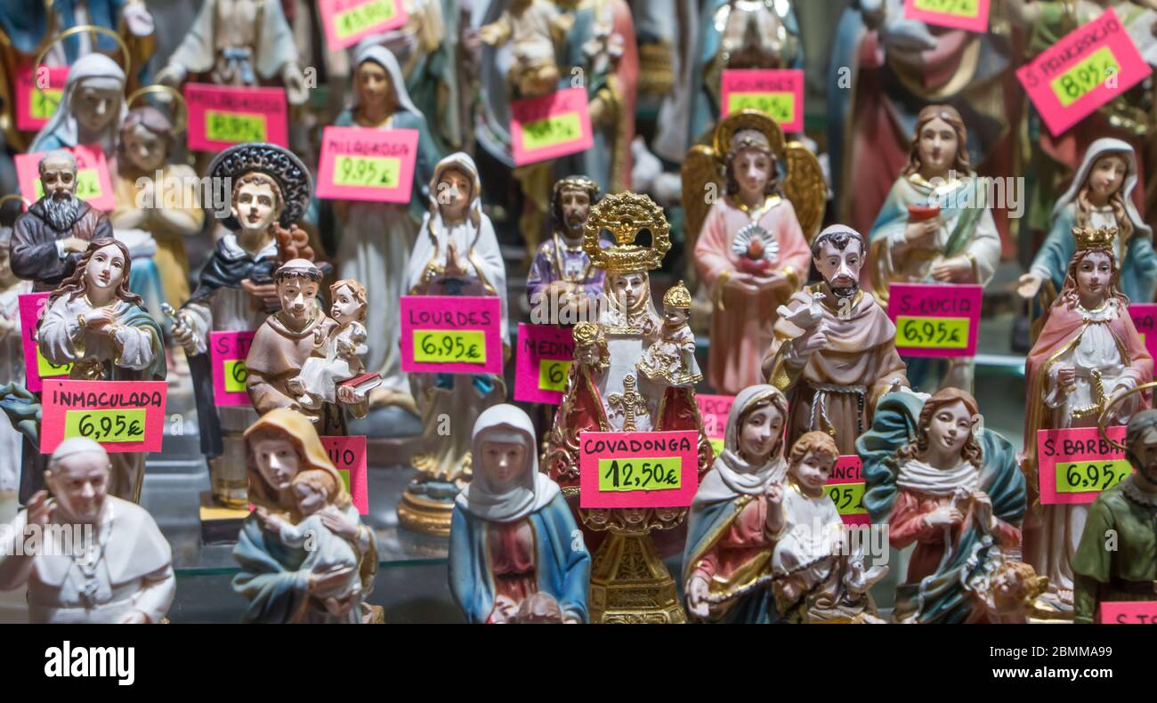 Figurines chrétiennes dans une vitrine de magasin, Salamanque, Espagne Banque D'Images