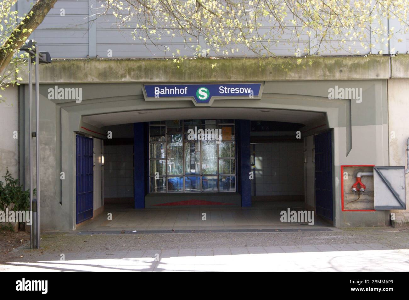 Der an der Straße Freiheit gelegene S-Bahnhof Berlin-Stresow, vormal Fernbahnhof Berlin-Spandau. Banque D'Images