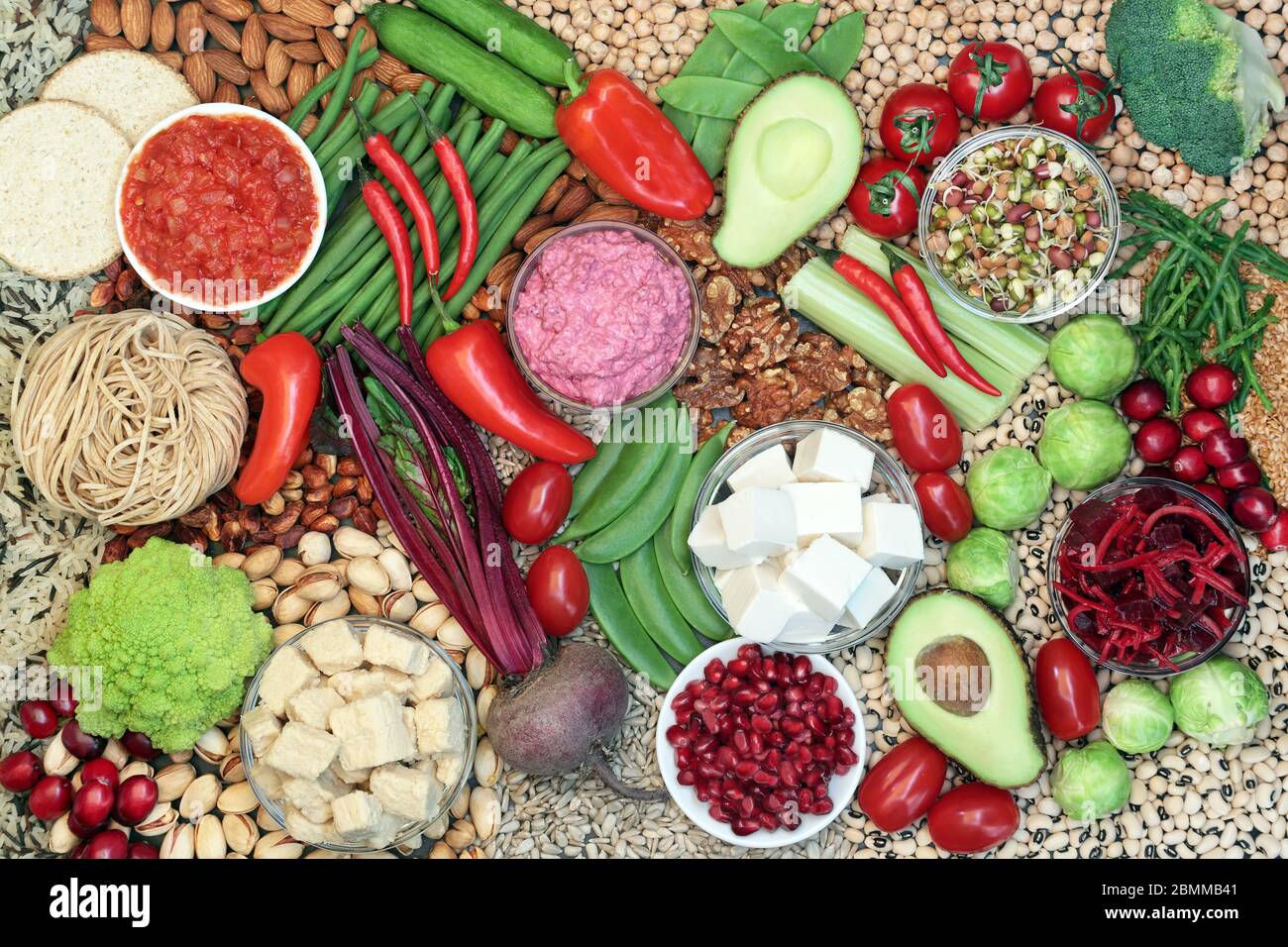 Aliments végétaliens pour une planète saine concept avec des aliments riches en protéines, vitamines, minéraux, anthocyanines, antioxydants, oméga 3, lycopène et glucides intelligents. Banque D'Images